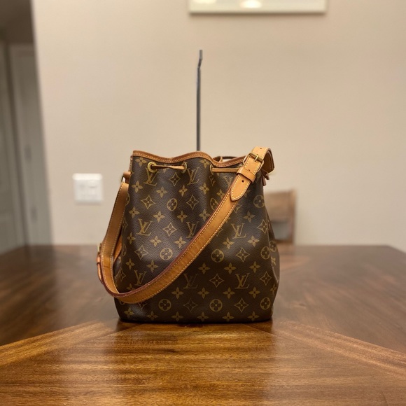 Louis Vuitton Handbags - Louis Vuitton Monogram Vintage Neo Shoulder Bag